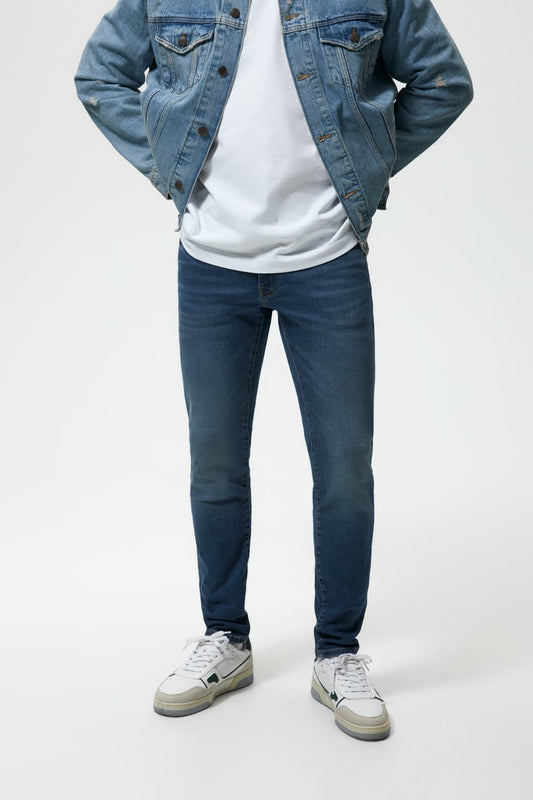 LOW-RISE SLIM JEANS